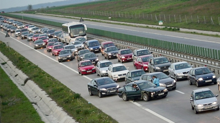 Patru accidente cu 23 mașini implicate pe Autostrada Soarelui. Trei persoane, rănite