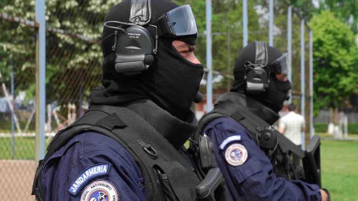 ALERTĂ: Geamantan suspect în faţa Ambasadei Tunisiei la București. Intervenţie în forţă a SRI