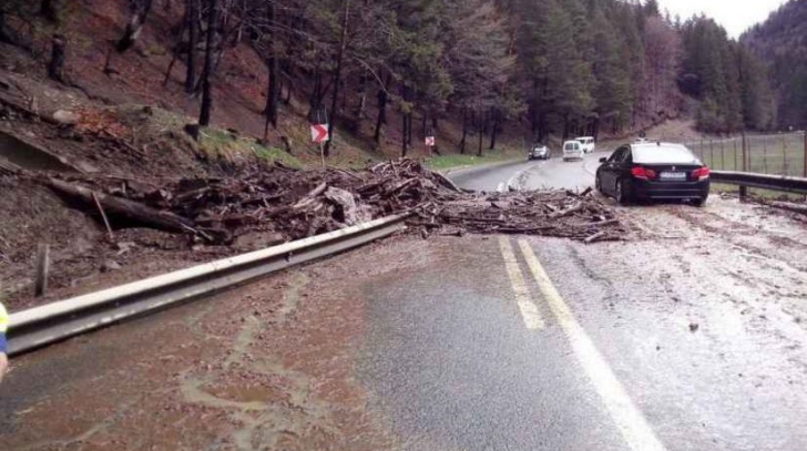 Şoferi, atenţie pe DN1! Se întâmplă fenomene climaterice periculoase. Traficul e îngreunat