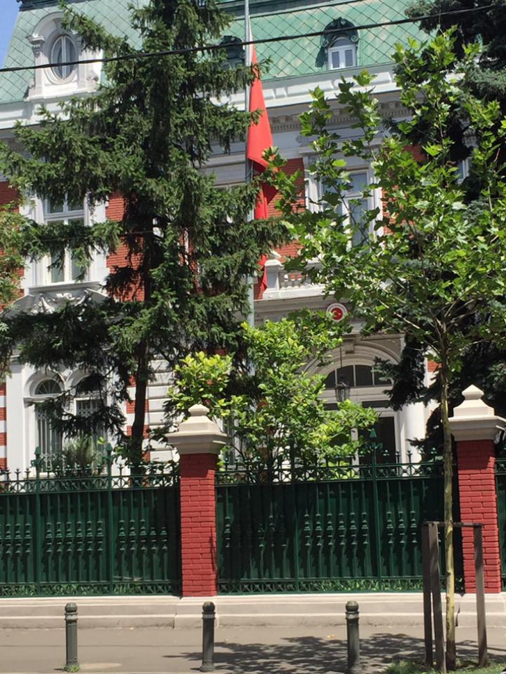 20 de oameni au protestat, în tăcere, în faţa Ambasadei Turciei: Suntem alături de cei care suferă