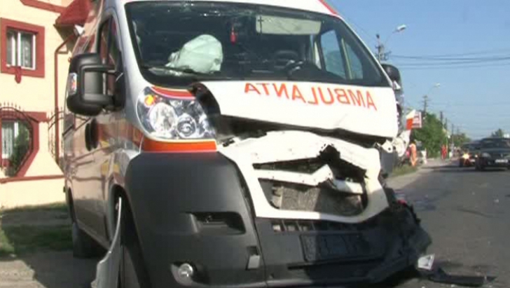 Ambulanță implicată într-un accident la Ploiești:5 oameni, între care asistenta și pacientul, răniţi