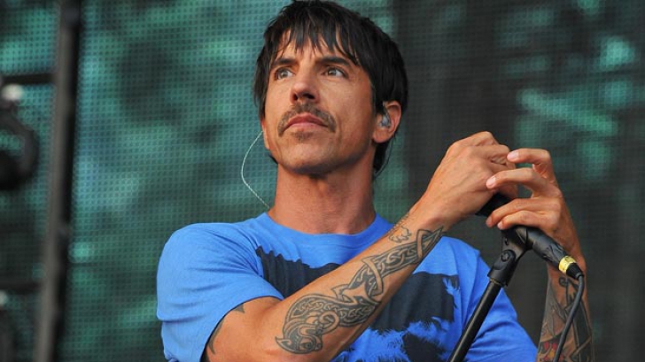 Solistul Red Hot Chili Peppers, nud în cel mai recent videoclip al formaţiei