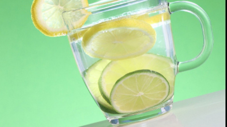 De ce ar trebui să bei apă cu lămâie. 11 beneficii de care nu ştiai