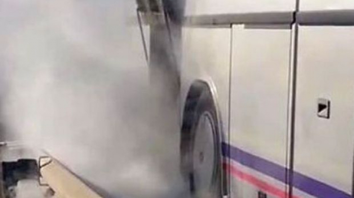 Un autocar cu şapte pasageri a luat foc pe A1