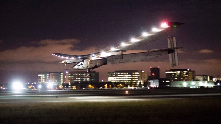 Avionul Solar Impulse 2 a încheiat cu succes un istoric înconjur al lumii