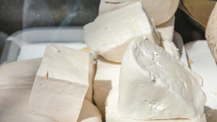 Cinci tone de produse din lapte, confiscate de la un producător din Arad. Ce nereguli au fost găsite