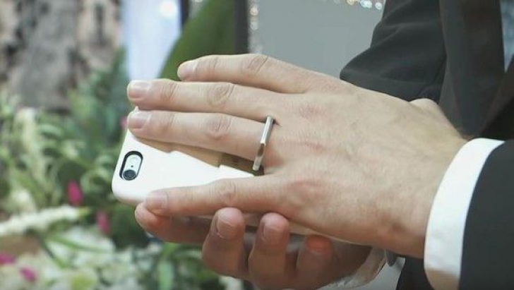 VIDEO. S-a căsătorit cu telefonul lui. Povestea incredibilă care a devenit fenomen pe internet! 