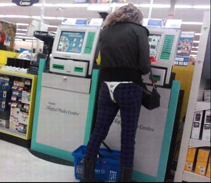 Ce au văzut oamenii la supermarket. Cum era îmbrăcată această femeie. Au ferit repede ochii copiilor