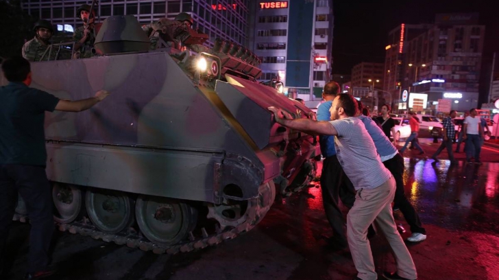 Turcia, după lovitura de stat eșuată. Sunt 290 de morți. Mii de persoane au fost arestate