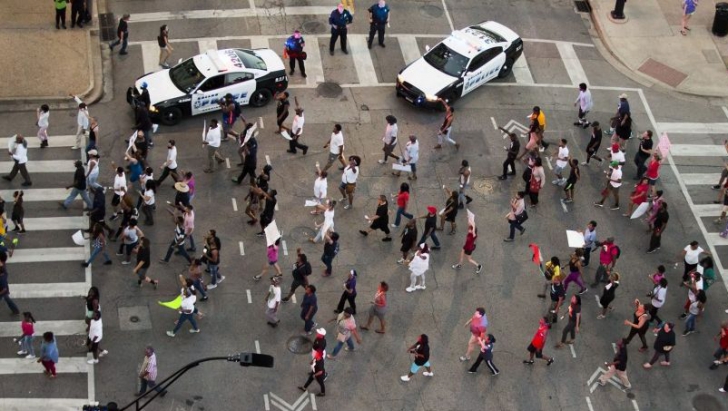 Cinci poliţişti, ucişi de lunetiști în timpul unui protest la Dallas. 3 suspecți arestați, unul mort