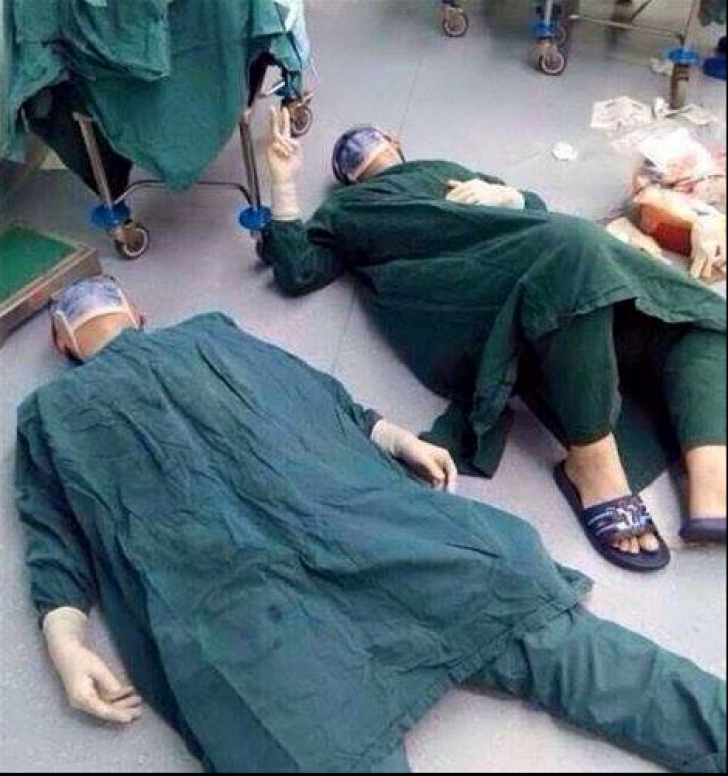 O poză cu doi chirurgi întinşi pe podea, în sala de operaţie, a cucerit Internetul. Care e motivul