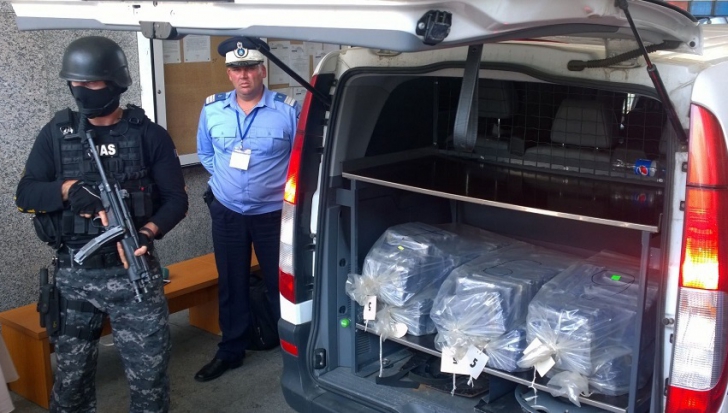 Captură record: Peste 2,5 tone de COCAINĂ găsite de poliţişti în Portul Constanţa