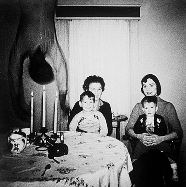 15 cele mai terifiante fotografii cu fantome adevărate. Ai curaj să le vezi pe toate?