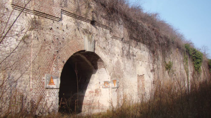 Un cimitir de maşini din Bucureşti ascunde un Fort din vremea lui Carol I. Povestea SECRETĂ
