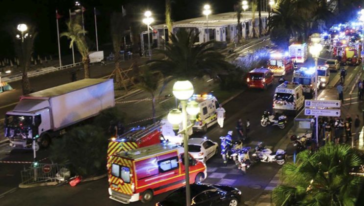 Român supravieţuitor al atacului terorist din Nisa:Oamenii se călcau în picioare, se aruncau în mare