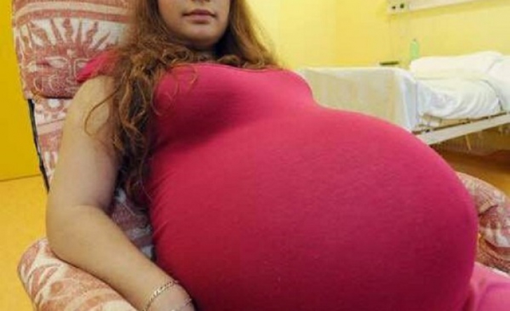 Cum arată femeia care susţine că e însărcinată de 2 ani de zile