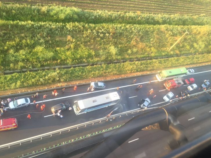 Accident în lanţ pe Autostrada Soarelui. Imagini din elicopter. Traficul a fost reluat