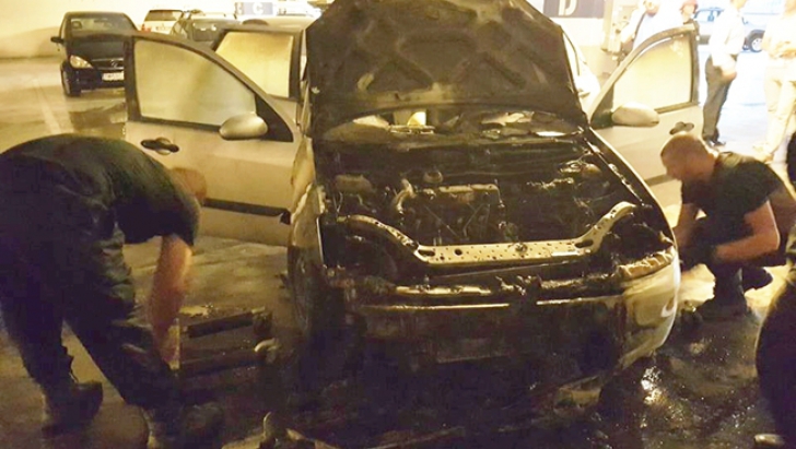 O maşină a luat foc în parcarea subterană a unui centru comercial din Timişoara
