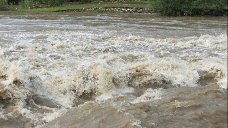 Cod Galben de inundații pe zeci de râuri din țară. Vezi zonele afectate