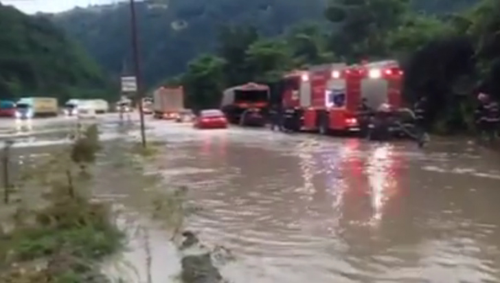 Inundaţii pe Valea Oltului: râul Olt a ieşit din matcă şi a acoperit şoseaua 