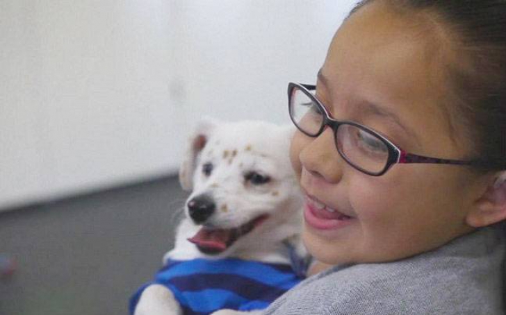 Poveste extraordinară: o fetiţă cu deficienţe de auz şi-a învăţat câinele să facă ASTA