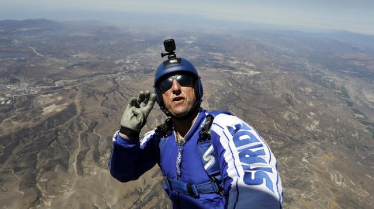Premieră mondială: a sărit de la 7,6 km fără paraşută. Imagini uluitoare cu saltul 