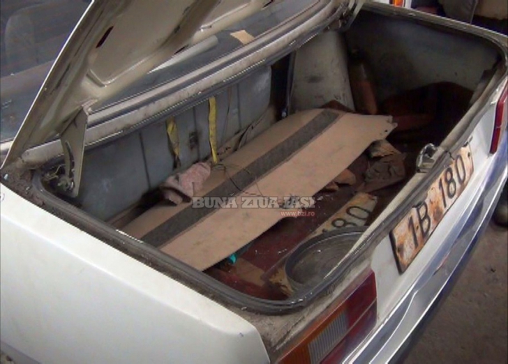 Cum arată maşina Elenei Ceauşescu, uitată într-un garaj din Iaşi. Ce s-a descoperit în interiorul ei