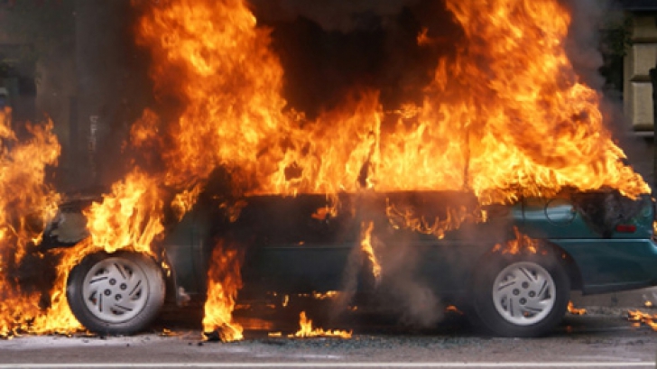 Moarte bizară: bărbat găsit carbonizat, într-o maşină cuprinsă de flăcări
