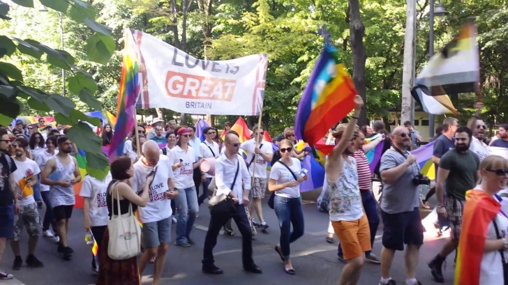Membrii comunităţii LGBT ies miercuri seară în stradă, ca reacţie la decizia CCR