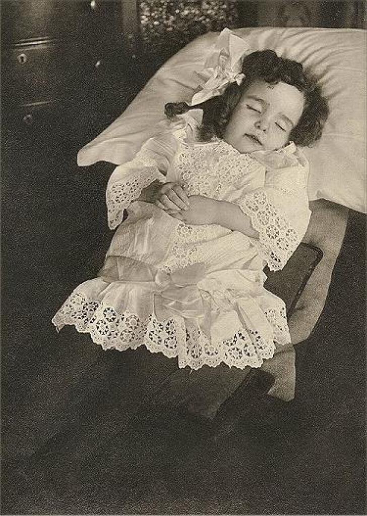 Un obicei ciudat al secolului al XIX-lea: Persoanele decedate, fotografiate în ipostaze şocante