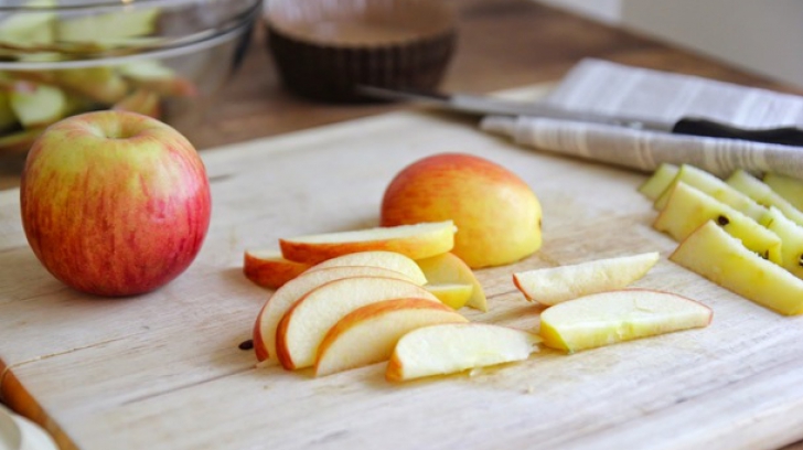 De ce merele îşi schimbă culoarea după ce le tai?