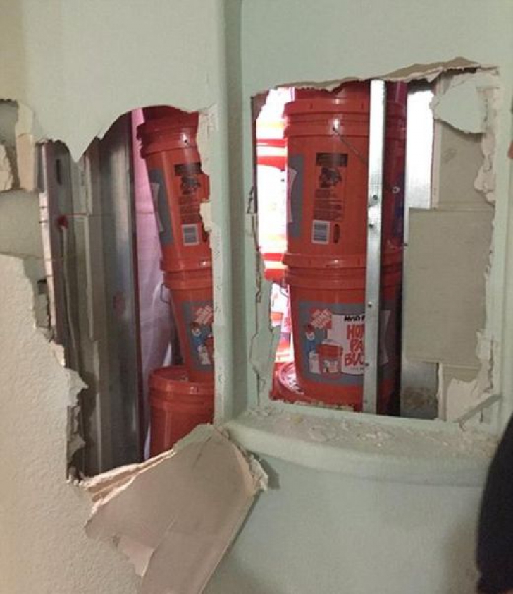Părea o cameră normală, dar când au spart peretele, polițiștii au făcut o descoperire fără precedent