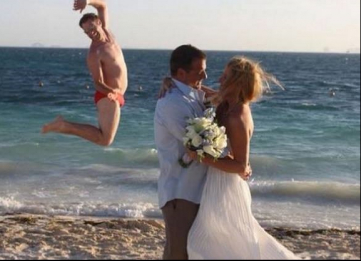 Au făcut şedinţa foto de la nuntă la mare. Mireasa a PLÂNS! A văzut ce era în spate. A stricat tot