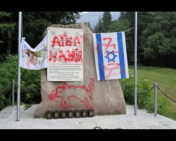 Svastici pe un monument funerar ridicat în memoria a 6 militari israelieni, la Braşov