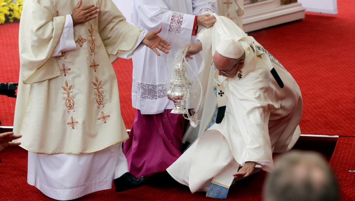 VIDEO. Papa Francisc a ratat o treaptă şi a căzut în faţa altarului 
