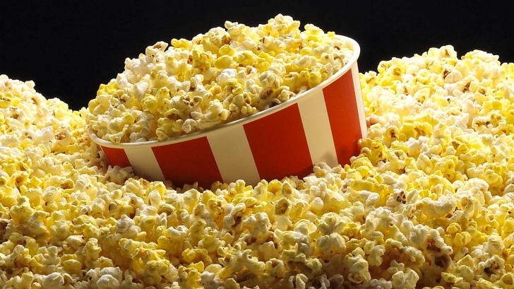 Îţi place popcornul? Pericolele ascunse după consumul de floricele de porumb 