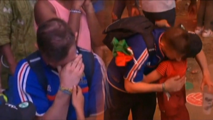 Micuțul portughez consolează un francez după finala EURO. Nu știm ce a urmat după scenă. INCREDIBIL!