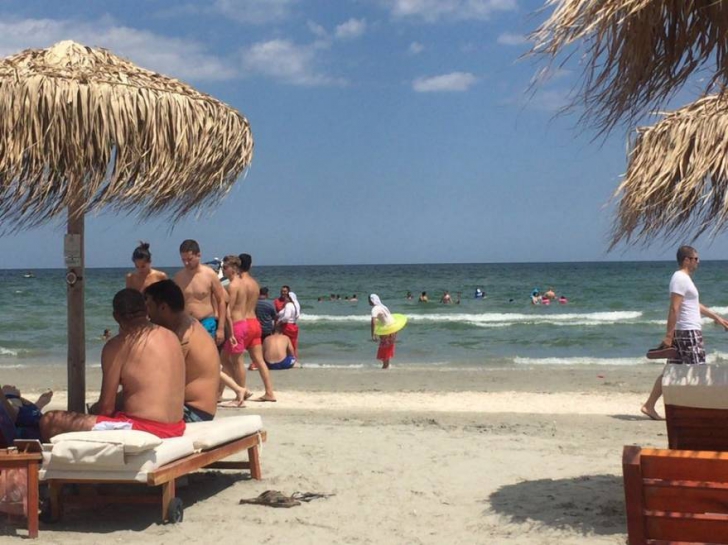 Turiștii au rămas șocați de ce au văzut pe plaja din Mamaia. Așa ceva nu se poate!