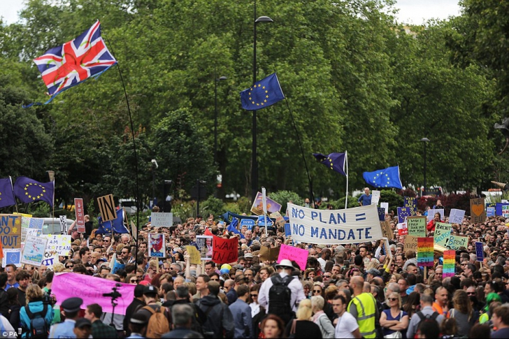 BREXIT. Proteste de amploare la Londra. Mii de oameni protestează faţă de decizia de ieşire din UE