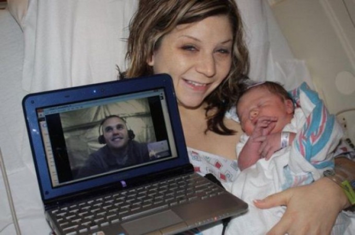Povestea emoţionantă din spatele unei fotografii banale. Mama bebelușului zâmbeşte, iar tatăl lui...
