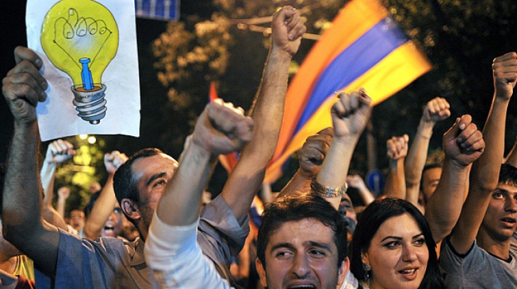 Lupte de stradă la Erevan! Zeci de prostestari care cer demisia preşedintelui au ajuns la spital