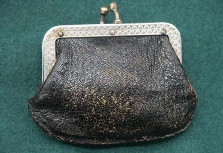 Secretul ascuns de acest portofel vechi. Un hoț l-a furat, l-a deschis și a regretat imediat
