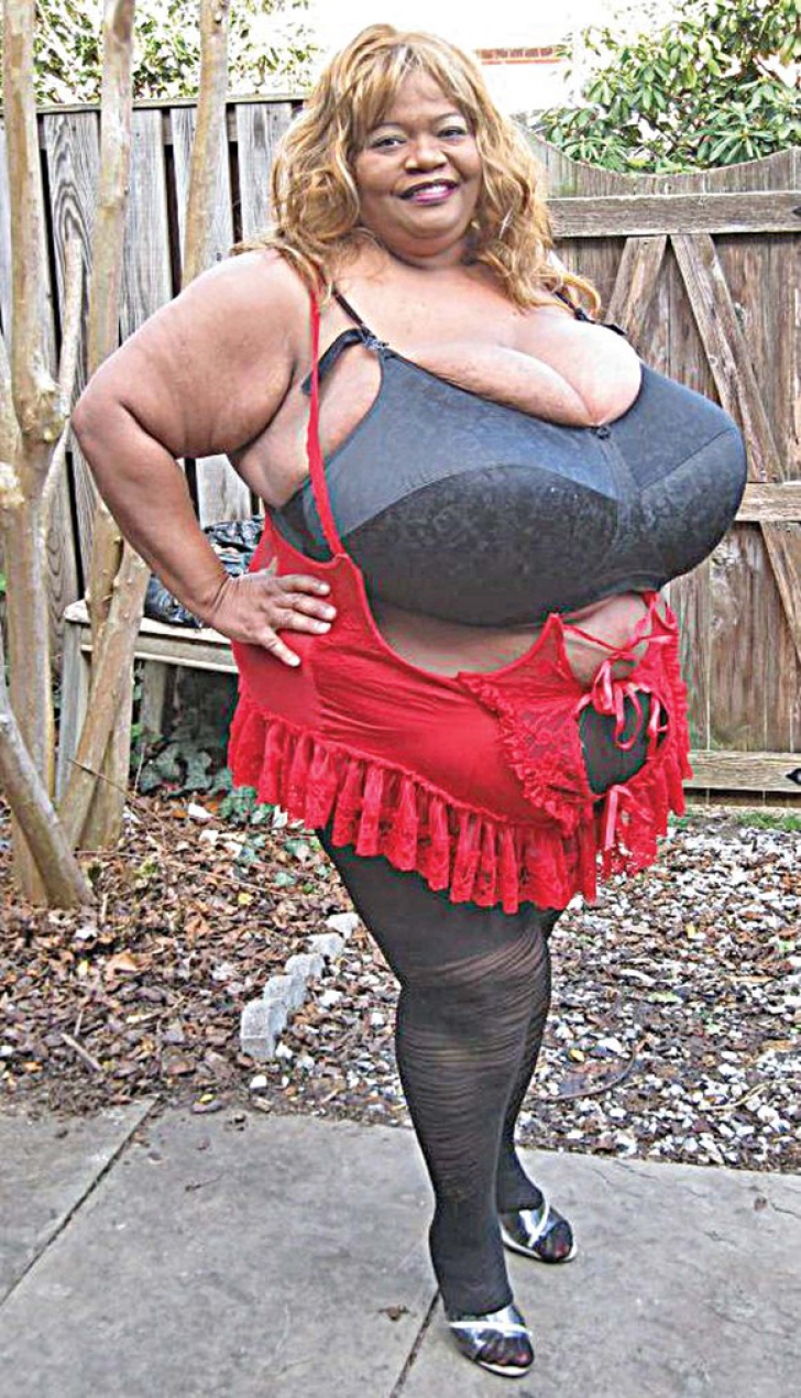 Ea este femeia cu cei mai mari sâni naturali din lume! Cântăresc 29,4 kilograme fiecare!