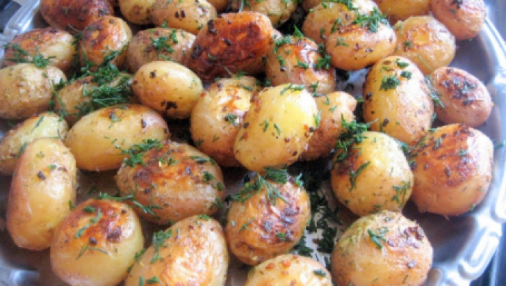 Cea mai bună reţetă de cartofi noi cu smântână, mărar şi usturoi la cuptor