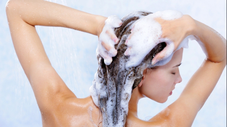 Cum să-ți speli părul fără șampon. Specialiștii spun că e mai sănătos