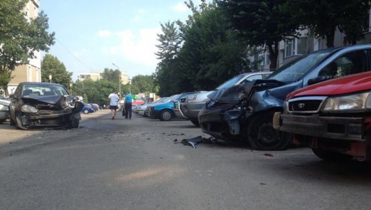 Argeş: Un tânăr de 19 ani a fost reţinut după ce a lovit cu maşina cinci autoturisme