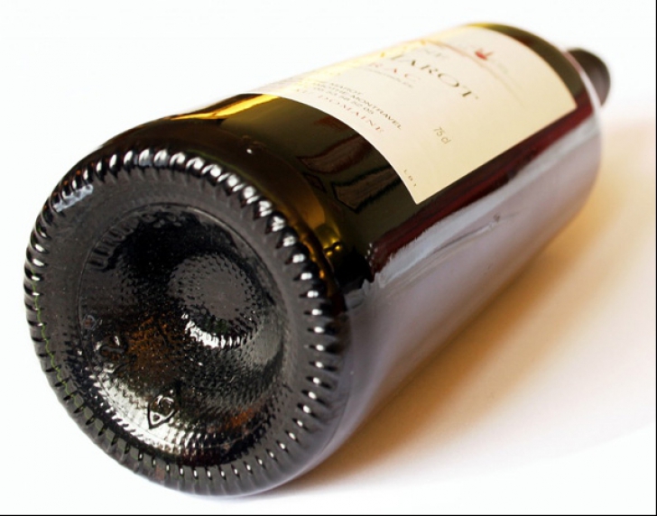 De ce fundul sticlelor de vin arată aşa. Te-ai întrebat vreodată la ce folosește adâncitura?