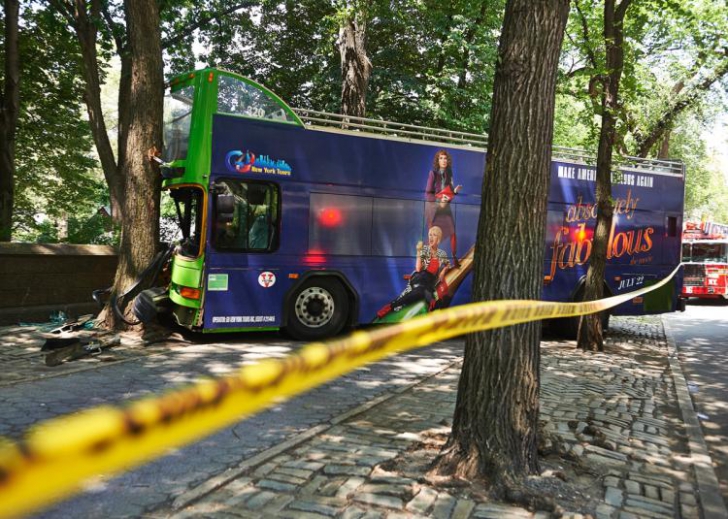 Accident teribil, la New York: un autobuz plin cu turişti a intrat într-un copac: 13 răniţi