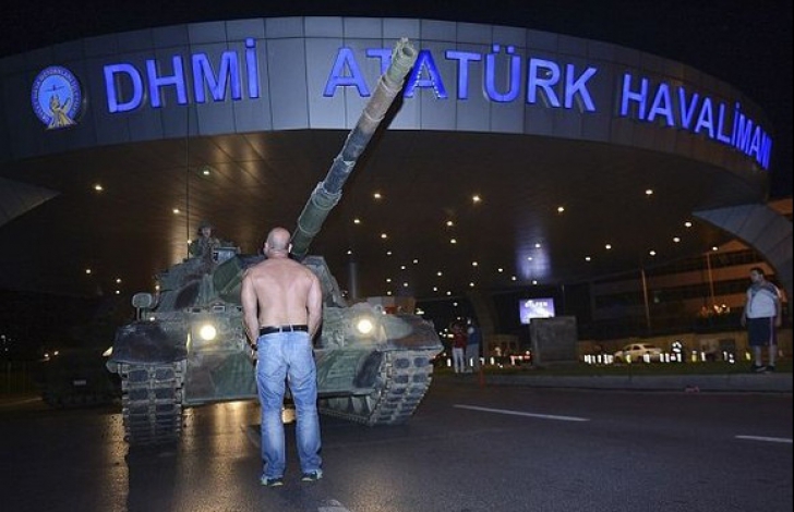 Mărturia turcului care s-a așezat în fața tancului în timpul tentativei de lovitură de stat