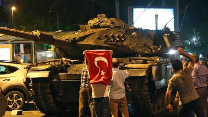 Tancuri de asalt părăsesc Istanbulul şi Ankara. Ce se întâmplă
